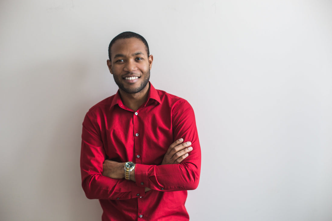 studio lumineux avec table de mixage, écouteurs et ambiance musicale exclusive et moderne